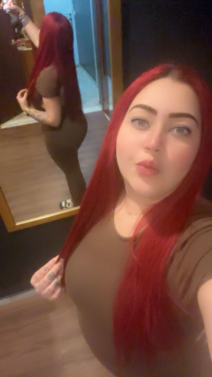MUJER DELICIOSA FIESTERA A FULL DE OJOS AZULES
