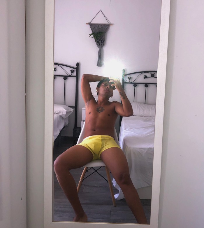 Morenito alto y sexi 20 años Pollon activo