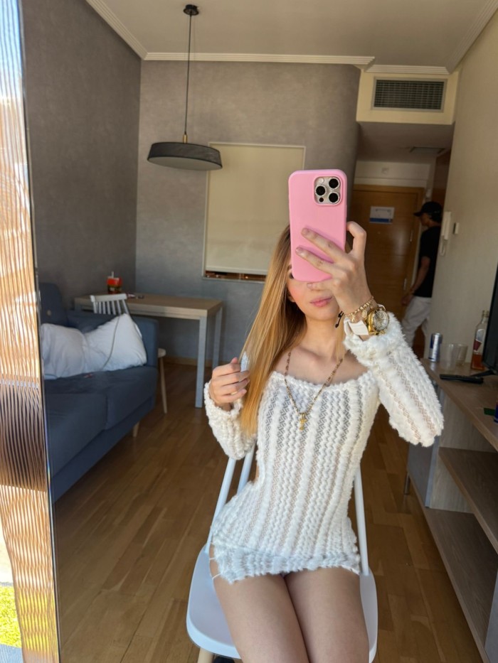 Escort de lujo rubia jovencita impresionante