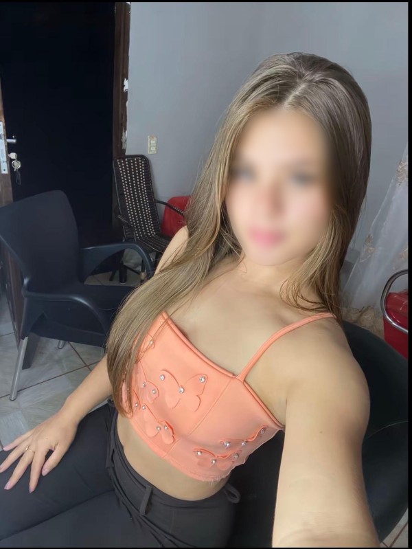 Rubia hermosa nueva en la zona recién llegada