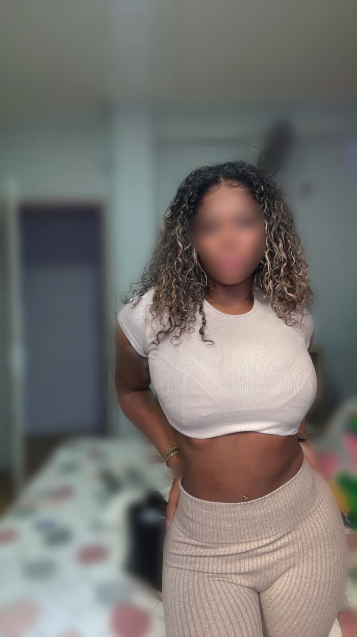 Preciosa colombiana con curvas y flaquita