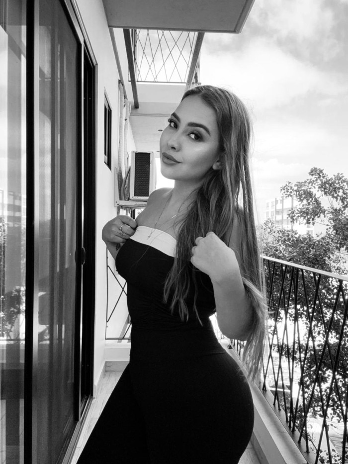 IMPRESIONANTE PELIROJA COLOMBIANA EN LA LINEA