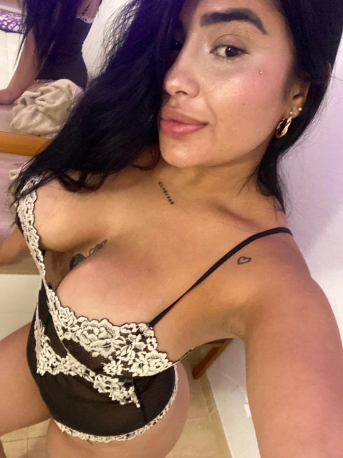 EN ESTEPONA RICA COLOMBIANA MUY SENSUAL