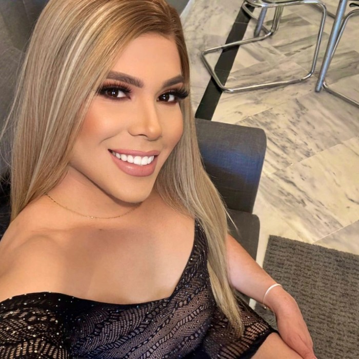 Trans fiestera y cachonda con gran polla disponible para ti!