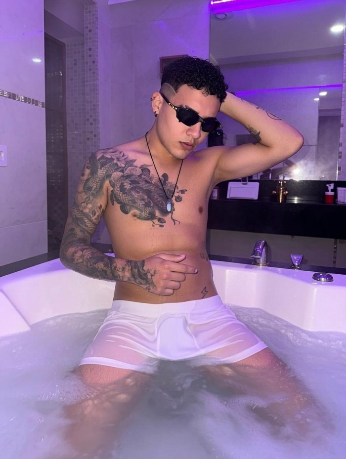 COLOMBIANO PAISA MUY TENTADOR Y COMPLACIENTE