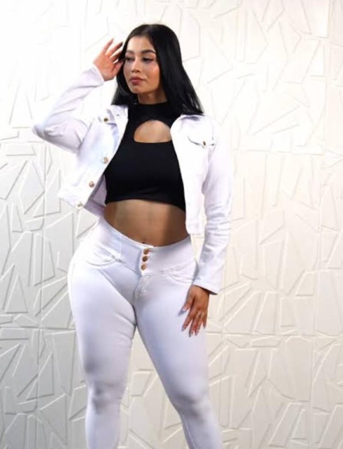 MÍA, PRECIOSA JOVENCITA MUY CACHONDA