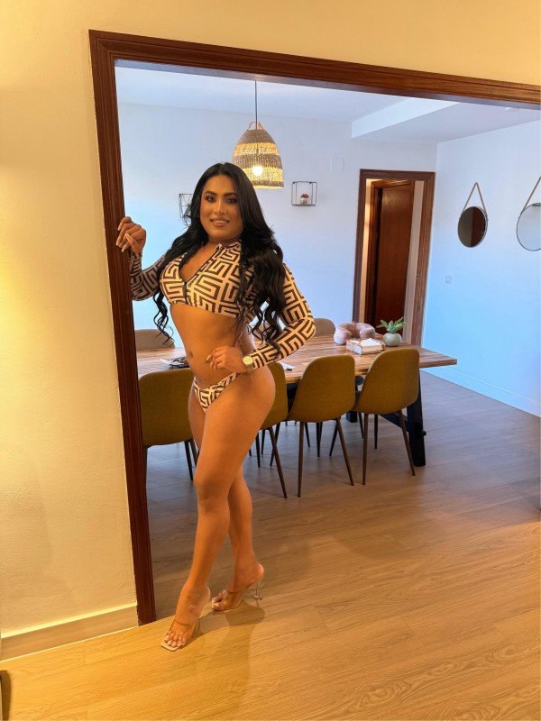 Morena chavalita ansiosa de polla fiestera complaciente