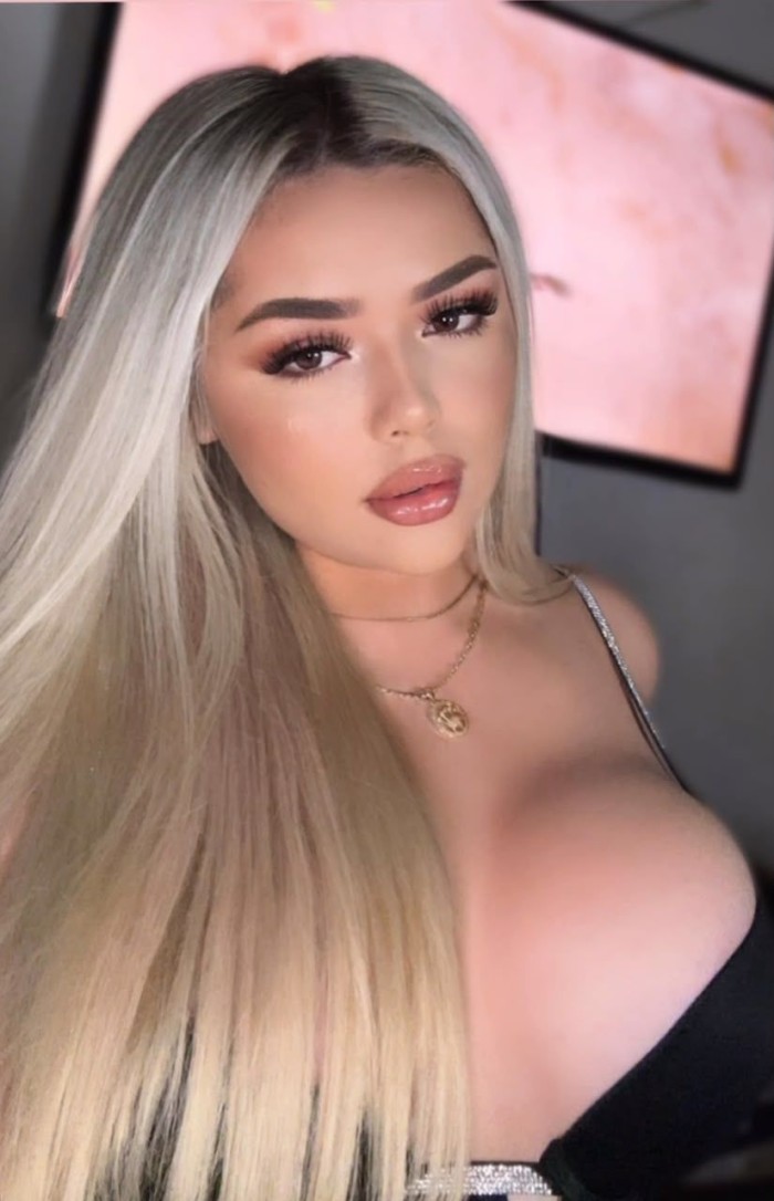 LINDA VALERY – PRECIOSA ESCORT RUBIA DE 25 AÑOS