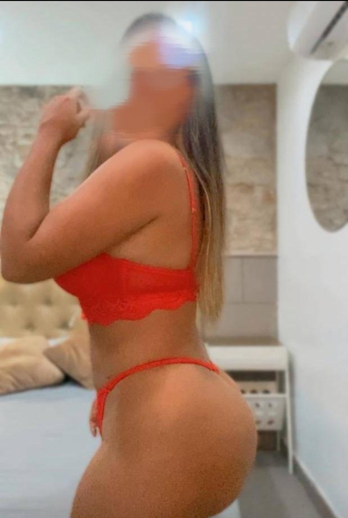 Latina con ganas de mucha fiesta y guarreria conmigo