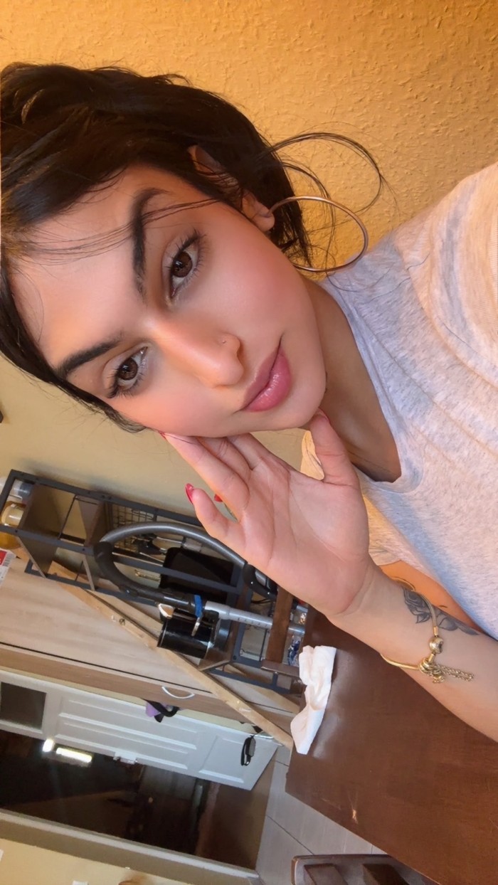 MIKAELA FEMININA CACHONDA