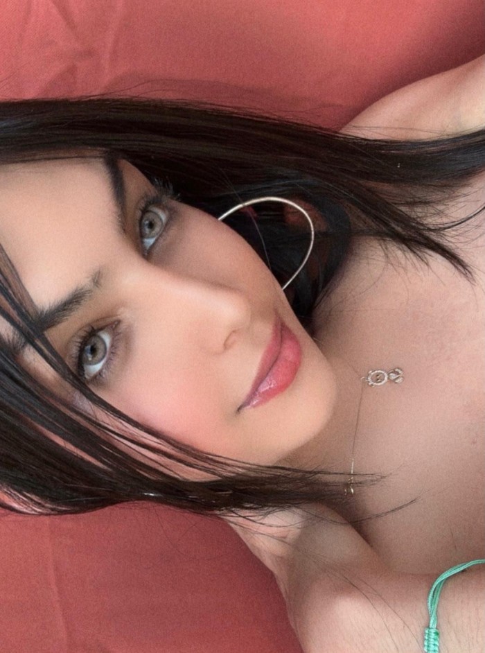 MIKAELA FEMININA CACHONDA