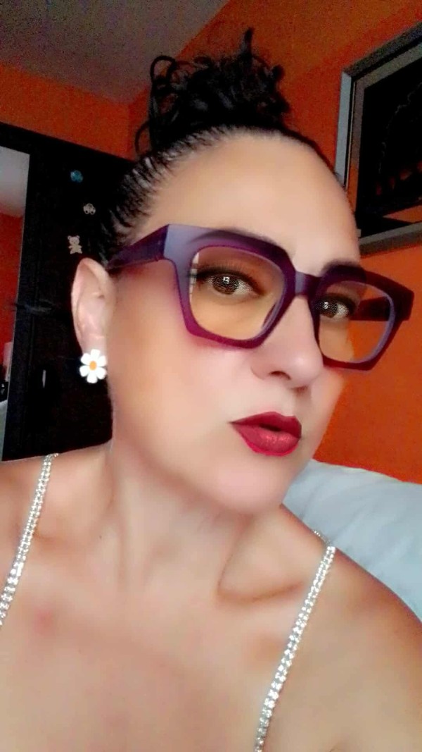 Cita virtual o presencial en mi casa. Yo AMA española.