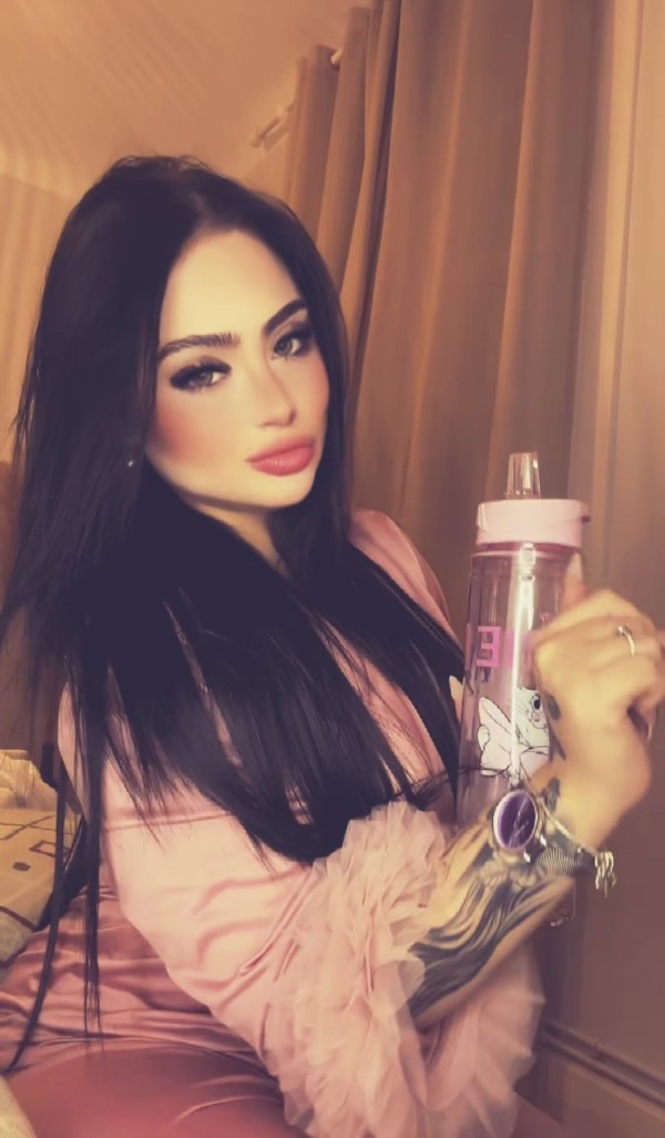 Jovencita colombiana fiestera y complaciente