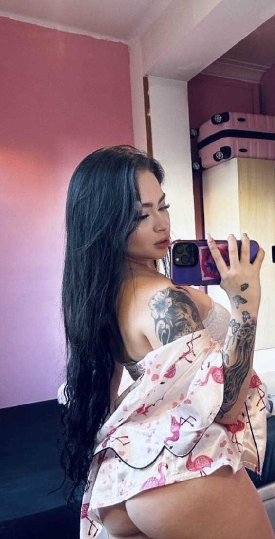 Jovencita colombiana fiestera y complaciente