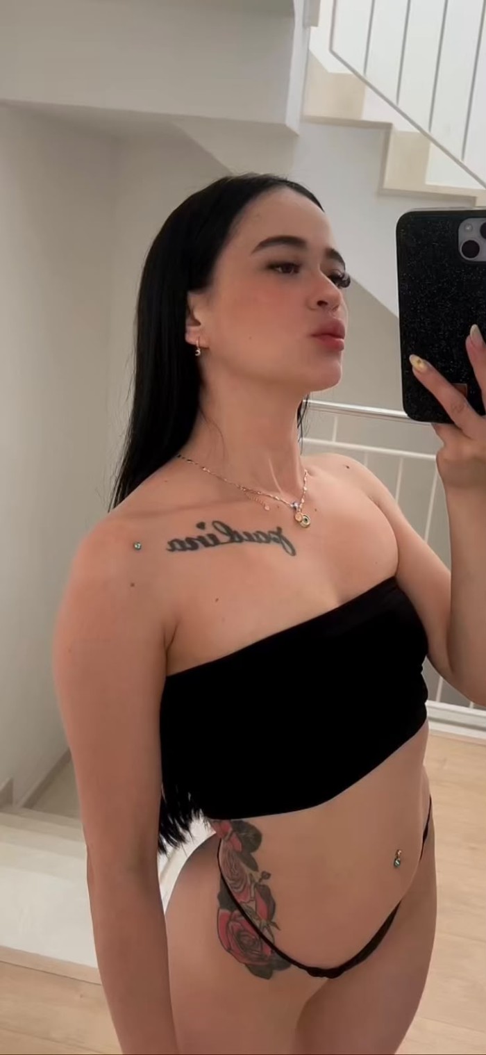 DELGADITA BIEN MOJADITA Y ESTRECHITA