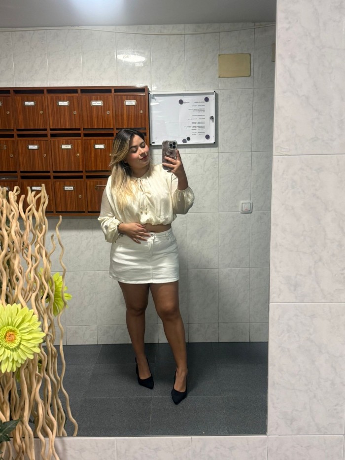 Rubia explosiva ponme en cuatro y me la clavas