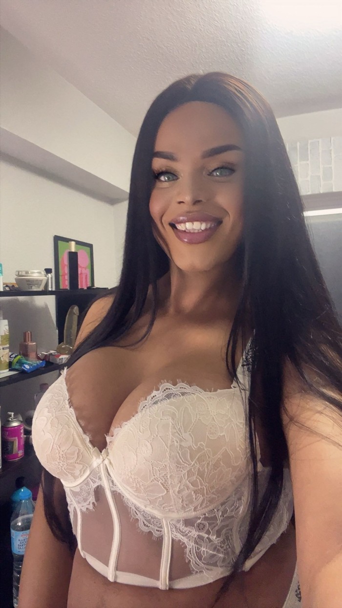 Festeira brasileira Marcela 23cm de polla