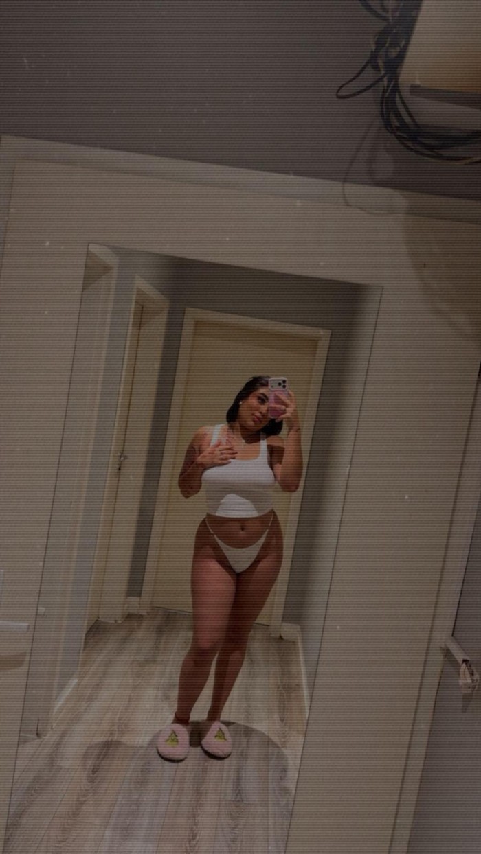 LATINA CON BUEN CULO Y COÑO RICO