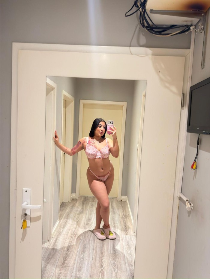 LATINA CON BUEN CULO Y COÑO RICO