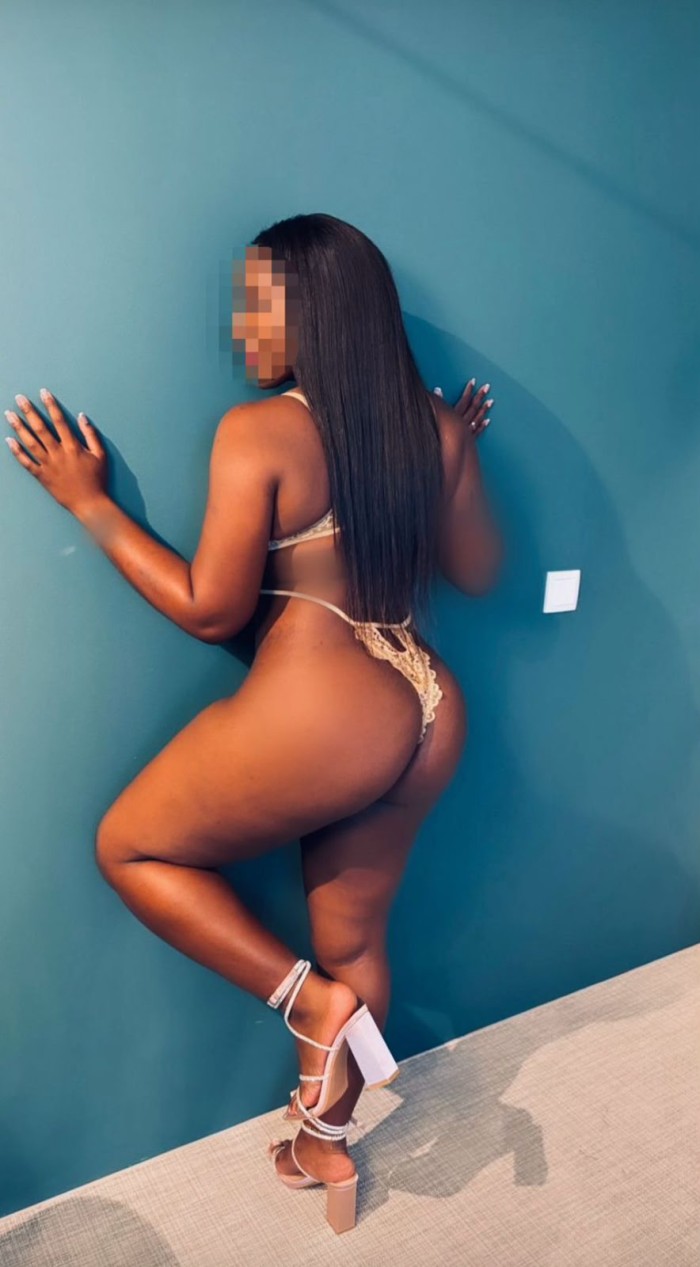 SOY UNA LINDA MORENAZA CALIENTE