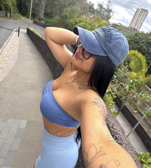 Chica nueva en la ciudad súper cachonda fiestera con griego profundo