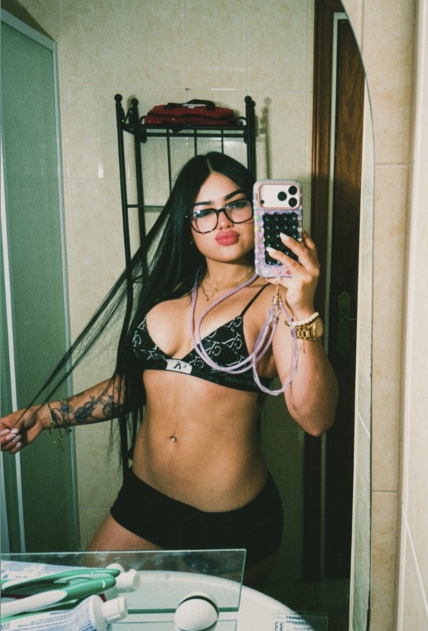 Chica nueva en la ciudad súper cachonda fiestera con griego profundo
