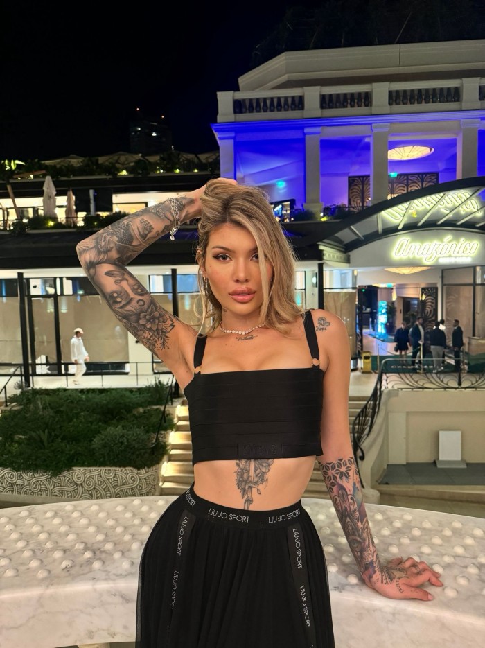 joven sexy para hacer travesuras en BENALMADENA