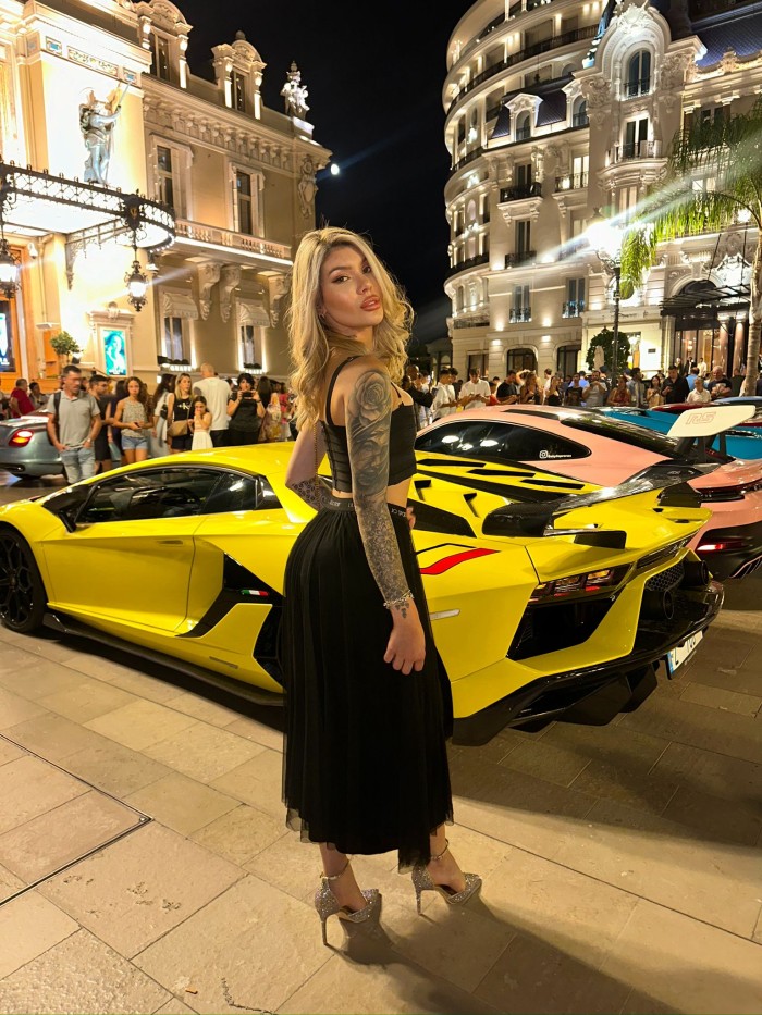 joven sexy para hacer travesuras en BENALMADENA