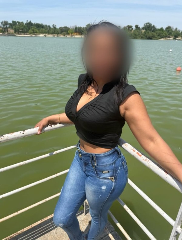Karol muy besucona y fiestera