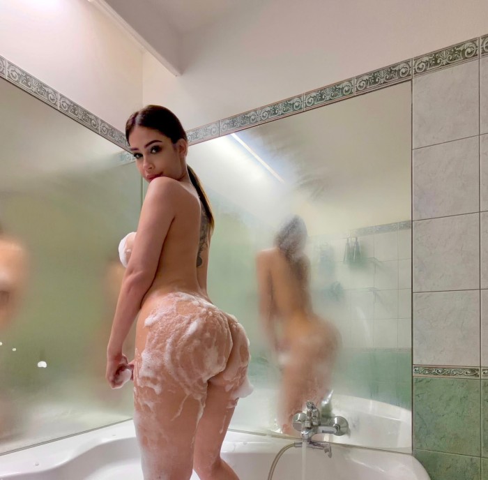 EN EL ZAPILLO HERMOSA MUJER EXQUISITA SIN LIMITES