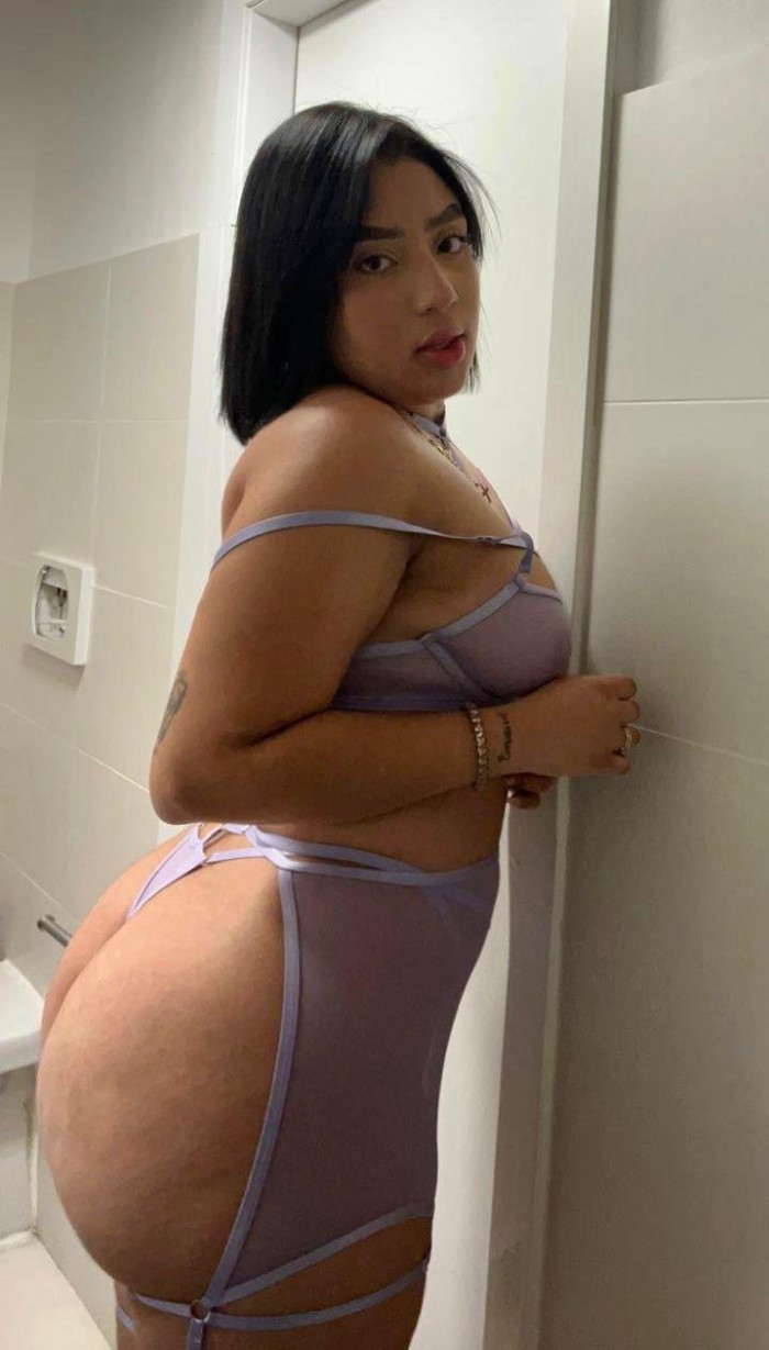 SOY LA JOVEN QUE BUSCAS PARA FOLLAR