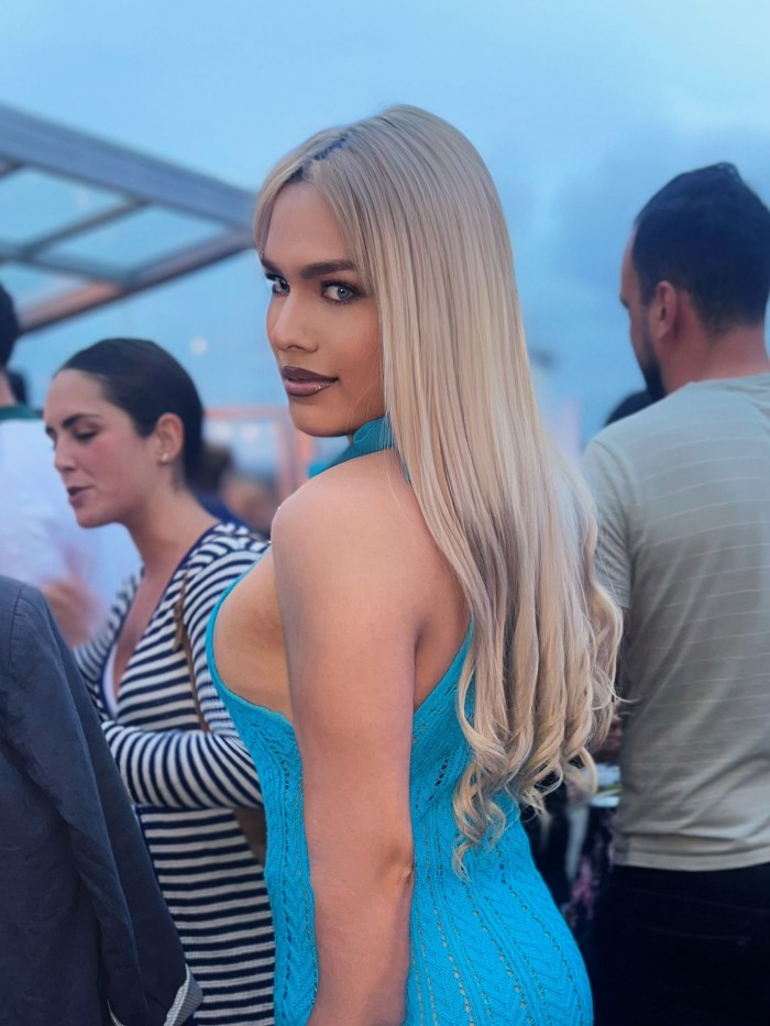 TRANS DIVINA, FIESTERA Y MUY CALIENTE