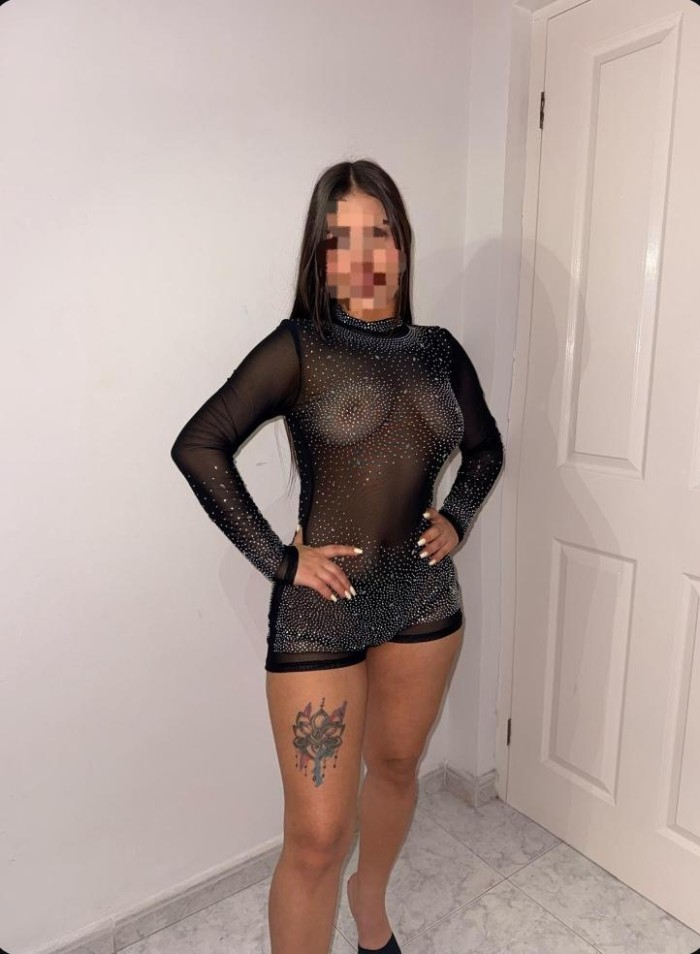 Jovencita tatuada, espera fiesta top y juguetona