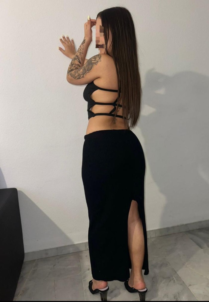 Jovencita tatuada, espera fiesta top y juguetona