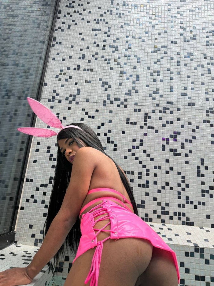 UN ESPECTÁCULO DE MUJER CON RABO 22cm