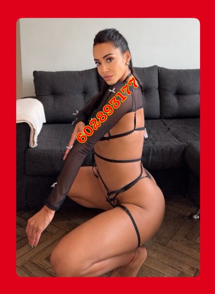 Caliente morena implicada fotos reales