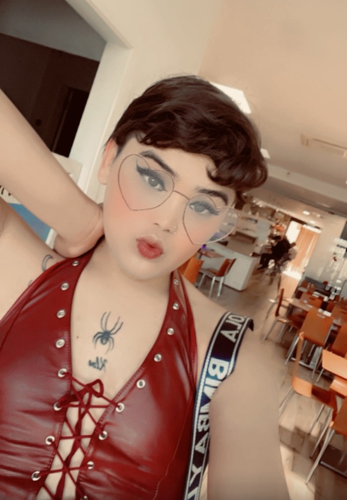 Kloe niña tras