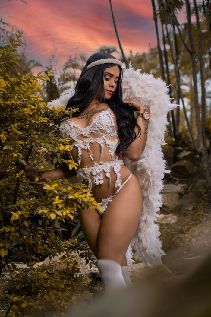 Preciosa femenina y cariñosa