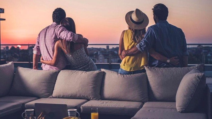 pareja molona compañía