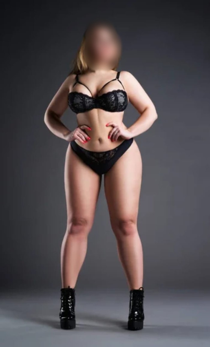 EN PLAZA ELIPTICA DELICIOSA CHICA CON DESEO DE TI