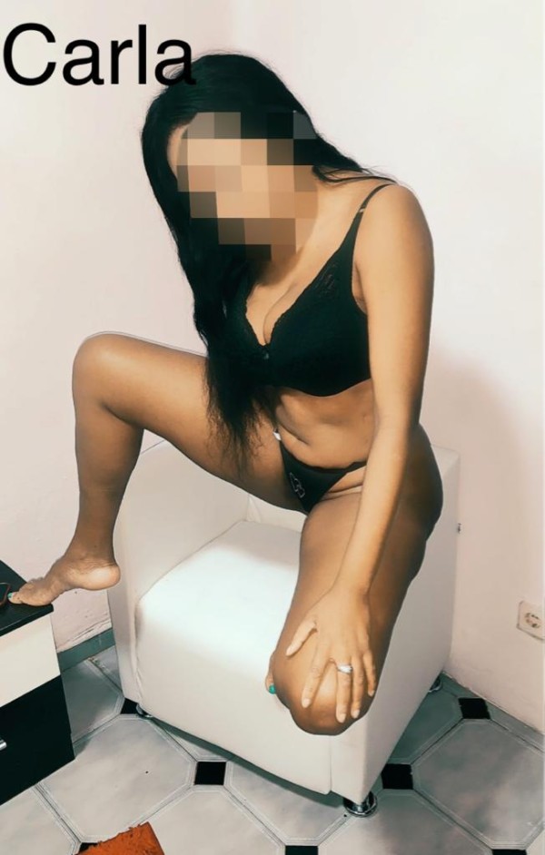 Una bella chica trabajando con todo los servicios