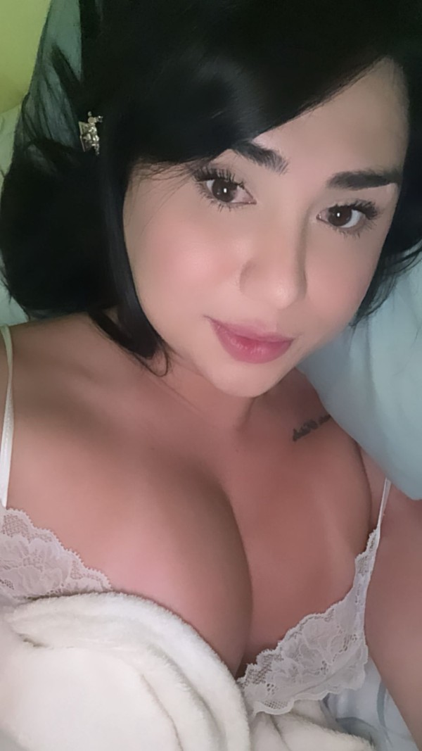 Niñata TRANSEXUAL Morbosa y Fiestera en MESA Y LÓPEZ