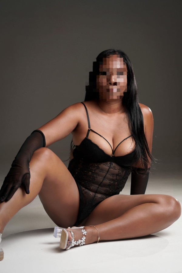 SEXY PERVERSA MORENA DE CURVAS FOGOSAS EN LA CUESTA NOVEDAD