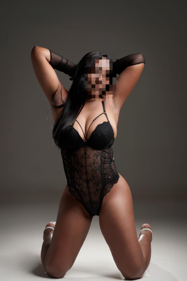 SEXY PERVERSA MORENA DE CURVAS FOGOSAS EN LA CUESTA NOVEDAD