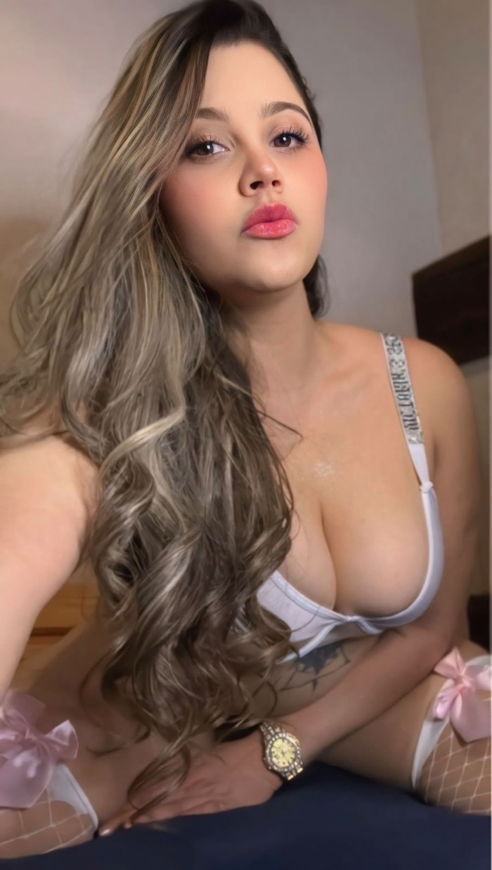 HOLA MIS AMORES SOY MIA UN BOMBÓN