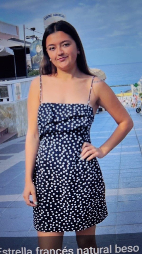 Flaca fácil de manejar bebé juguetona cariñosa