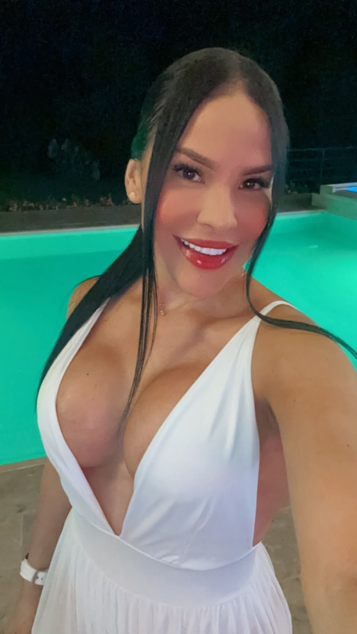 SEDUCTORA COLOMBIANA ALEGRE CARIÑOSA FIESTERA