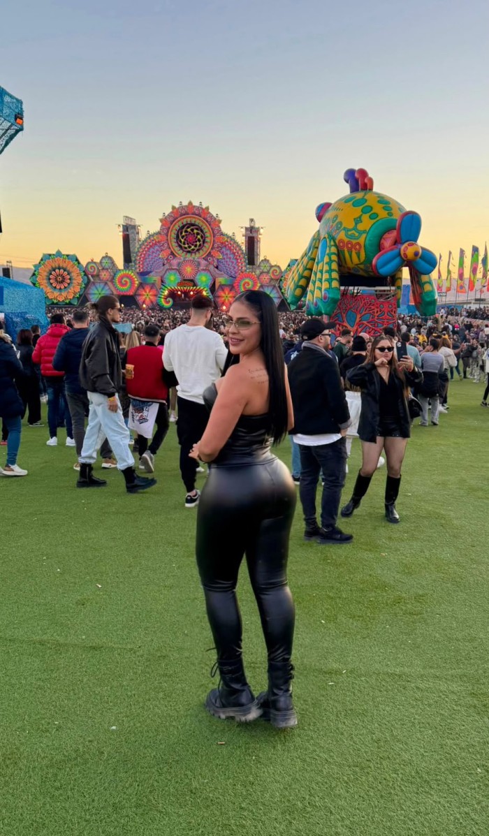 SEDUCTORA COLOMBIANA ALEGRE CARIÑOSA FIESTERA