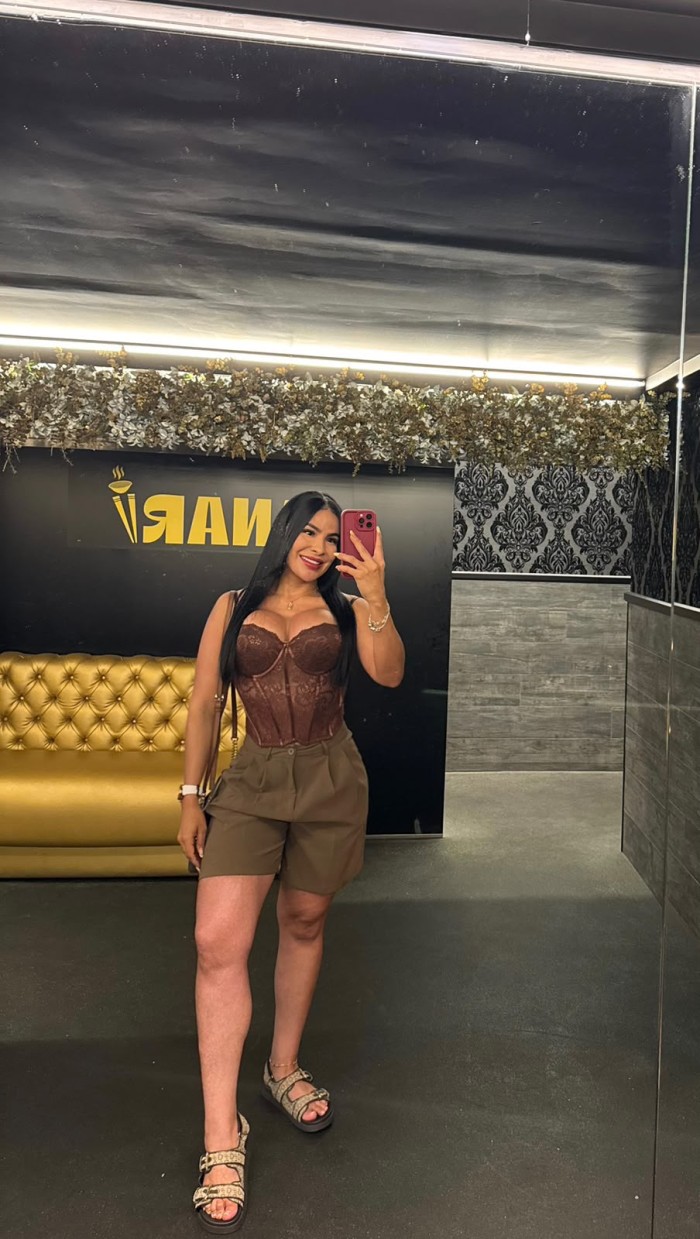 SEDUCTORA COLOMBIANA ALEGRE CARIÑOSA FIESTERA