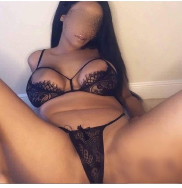 UNA EXPLOSIÓN  DE MUJER CON BELLAS CURVAS